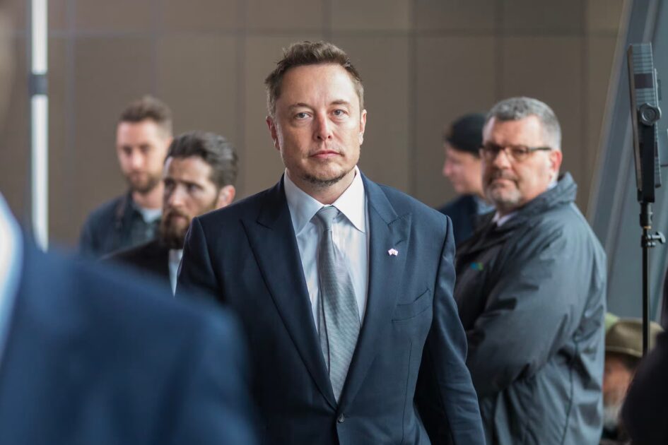 Musk confirma que SpaceX e Tesla discutem fusão em comitês