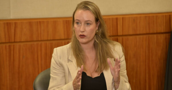 Ayleen Charlote, ativista antifraude e vítima do "Golpista do Tinder"