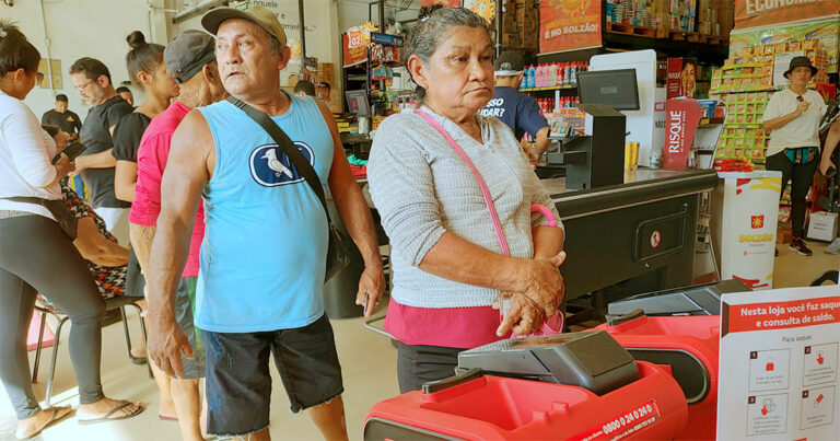 Maria Juvelina de Oliveira Monteiro lidera fila para sacar em terminal Atmo, em supermercado de Oeiras do Pará - Foto: Paulo Silvestre, dinheiro