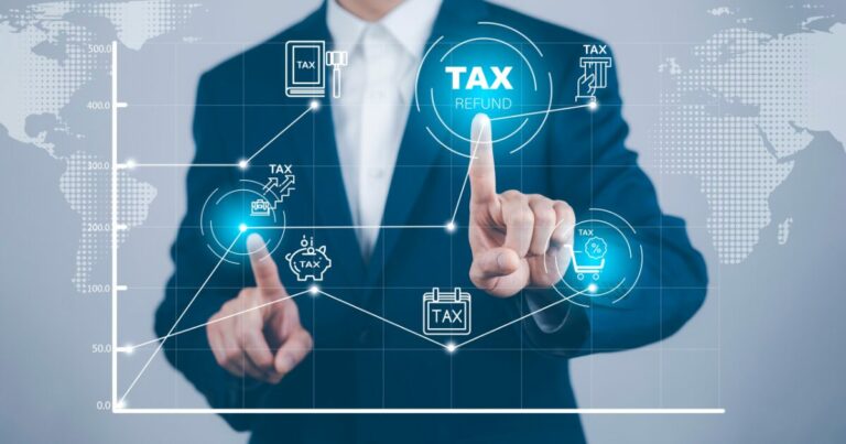 Homem de terno interagindo com uma tela digital que exibe ícones relacionados a impostos, como "TAX", "TAX REFUND" (restituição de imposto), carrinho de compras, cofre e calendário fiscal. A imagem remete ao conceito de reforma tributária e digitalização dos processos fiscais, com fundo azul e elementos gráficos que simulam conectividade global (tecnologia, Brasil)