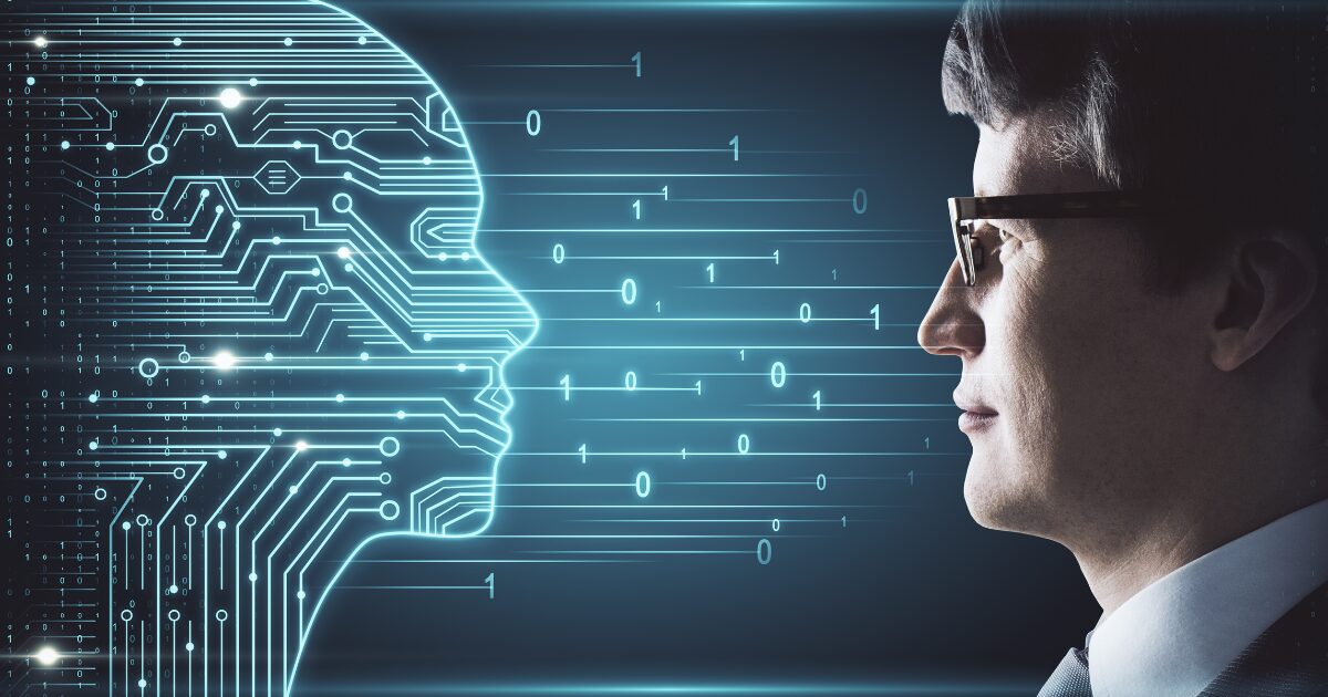 Homem de óculos olhando de frente para uma representação digital de um rosto humano feito de circuitos e códigos binários, simbolizando a interação entre inteligência artificial e ser humano. O fundo escuro realça as linhas de circuito e os números 0 e 1, sugerindo temas de tecnologia avançada, aprendizado de máquina e futurismo (IA, inteligência artificial, humanos, globant, robótica)