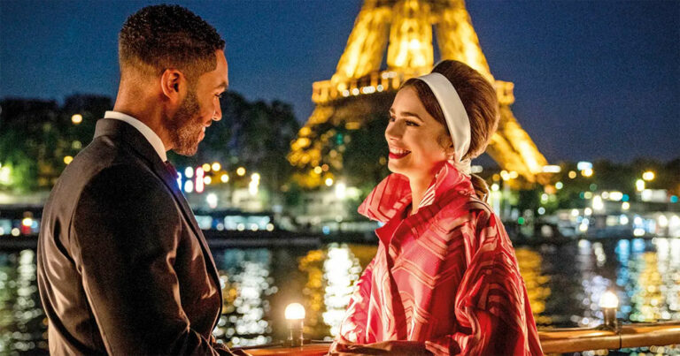 Casal sorridente em uma noite romântica em Paris, de frente para a Torre Eiffel iluminada ao fundo. Eles estão em uma varanda próxima ao rio Sena, com luzes refletindo na água. A mulher usa um vestido elegante e um acessório de cabelo, enquanto o homem veste um terno. A cena transmite um clima de romance e elegância na cidade das luzes (tag extra: desinformação)
