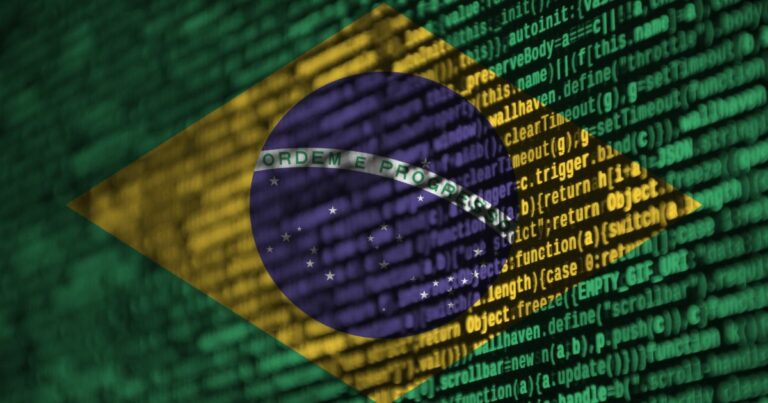 Imagem da bandeira do Brasil sobreposta a um fundo de código digital em tons de verde e amarelo, simbolizando tecnologia, inovação e o avanço digital no país. A frase 'Ordem e Progresso' no centro destaca a conexão entre desenvolvimento e tecnologia, empresas brasileiras, gestão, google, municipios, Serpro
