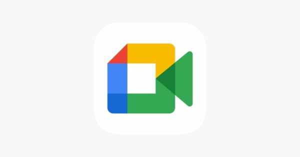 A imagem mostra o ícone do Google Meet, um aplicativo de videoconferência da Google. O ícone é composto por formas geométricas coloridas: uma parte azul, outra amarela e uma verde, representando a câmera de vídeo, simbolizando o uso do aplicativo para reuniões virtuais. O fundo é branco, e o design é simples, moderno e fácil de reconhecer. O Google Meet é amplamente utilizado para videoconferências e reuniões online (google meet)
