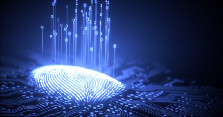 Imagem de uma impressão digital luminosa em tom azul sobre um fundo de circuito eletrônico escuro. Acima da impressão digital, diversos números binários (0 e 1) se elevam como feixes de luz, representando conceitos de identidade digital, biometria e segurança de dados (impressão digital, cpqd, identidade digital, id, identificação, biometria, biométrico, fraude, serasa)