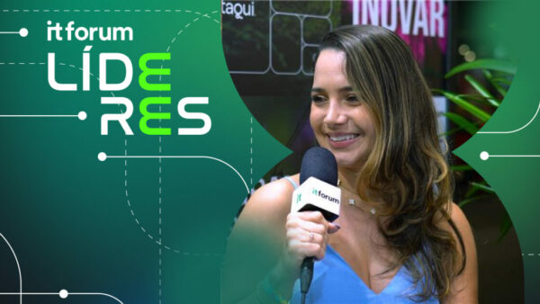 Imagem de Danielle Sene, gerente de Marketing da CI&T, sorrindo enquanto segura um microfone com o logotipo do IT Forum. Ela está em um ambiente decorado com plantas e elementos modernos. À esquerda, um fundo verde com o título 'IT Forum Líderes' apresenta elementos gráficos que simbolizam tecnologia e conexão