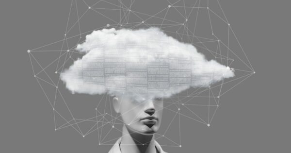 A imagem apresenta a representação conceitual da computação em nuvem e da inteligência artificial. Mostra um rosto humano estilizado, semelhante a um manequim, com uma grande nuvem branca cobrindo sua cabeça. Dentro da nuvem, há fragmentos de texto digitalizado, simbolizando armazenamento de informações e processamento de dados. O fundo é composto por um padrão de conexões interligadas, remetendo a redes digitais e tecnologia. A imagem evoca a ideia de inteligência artificial, pensamento digital e armazenamento de dados em nuvem. (inteligencia artificial, humano, IA)