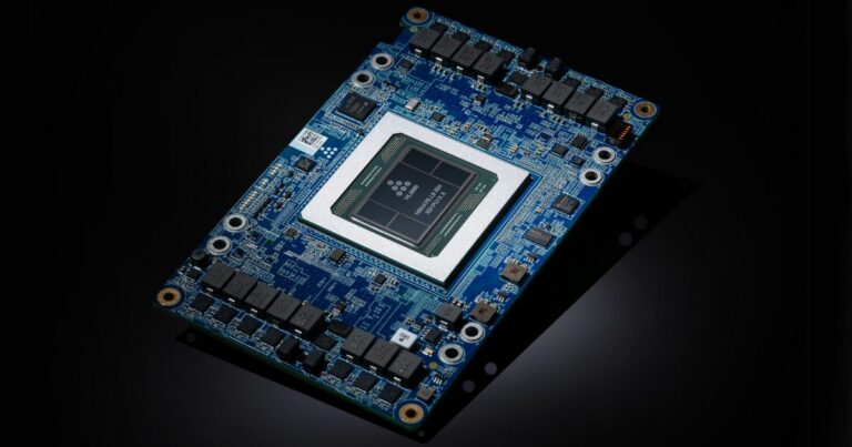 A imagem mostra uma placa de circuito eletrônico, com um chip central destacado. O chip é da AWS, identificado como "Trainium", voltado para aplicações de inteligência artificial. A placa é composta por diversos componentes eletrônicos, incluindo transistores, resistores e conexões, com um fundo preto que realça os detalhes. O design da placa é detalhado e moderno, sugerindo um dispositivo de alta tecnologia para processamento de dados em nuvem ou IA