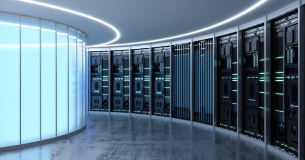 A partir de 2026, o estado de Minas Gerais terá seu primeiro parque de data centers. O projeto é uma iniciativa da Supernova com a Mapa de Investimentos. Juntas, as empresas já desenvolveram mais de R$ 2 bilhões em operações imobiliárias e agora planejam começar as obras na em Leopoldina no segundo semestre deste ano. Com o auxílio da Secretaria de Estado de Desenvolvimento Econômico (Sede-MG) e de sua agência vinculada, Invest Minas, a empreitada já atraiu R$ 300 milhões em investimento privado. A expectativa do governo é de gerar cerca de 1,1 mil empregos diretos. O parque receberá até três data centers de grandes players do mercado de hiperescala. Espera-se que o primeiro edifício, com capacidade de TI de 60 MW, comece a operar em 2026. As outras instalações deverão contar com capacidade semelhante, totalizando aproximadamente 200 MW. Neste momento, as empresas estão em fase de conversa com interessados em desenvolver seus projetos no local. BNDES, Scala, Rj, data center, google; nova regra de data center em Londres.