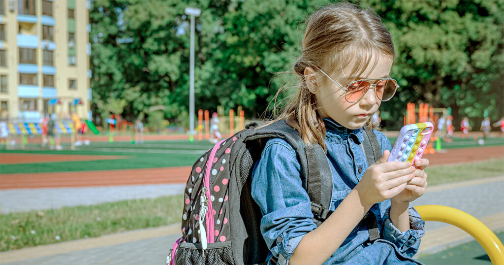 Pela lei, alunos não poderão usar celulares nem no recreio ou no intervalo das aulas (Imagem: pvproductions/Freepik/Creative Commons)