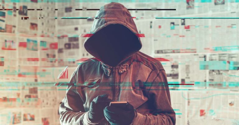 Imagem de uma figura encapuzada com o rosto oculto, representando um hacker ou agente de desinformação. A pessoa está segurando um smartphone, com um fundo composto por recortes de jornais e efeitos digitais que simulam interferências e distorções visuais, simbolizando ataques cibernéticos ou manipulação de informações (desinformação, setor financeiro, policia)