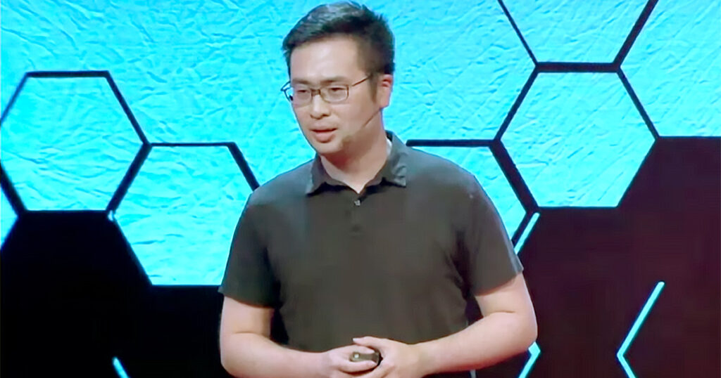 Liang Wenfeng, CEO da DeepSeek, cujo modelo de IA desafia a liderança americana no setor (Imagem: Reprodução)