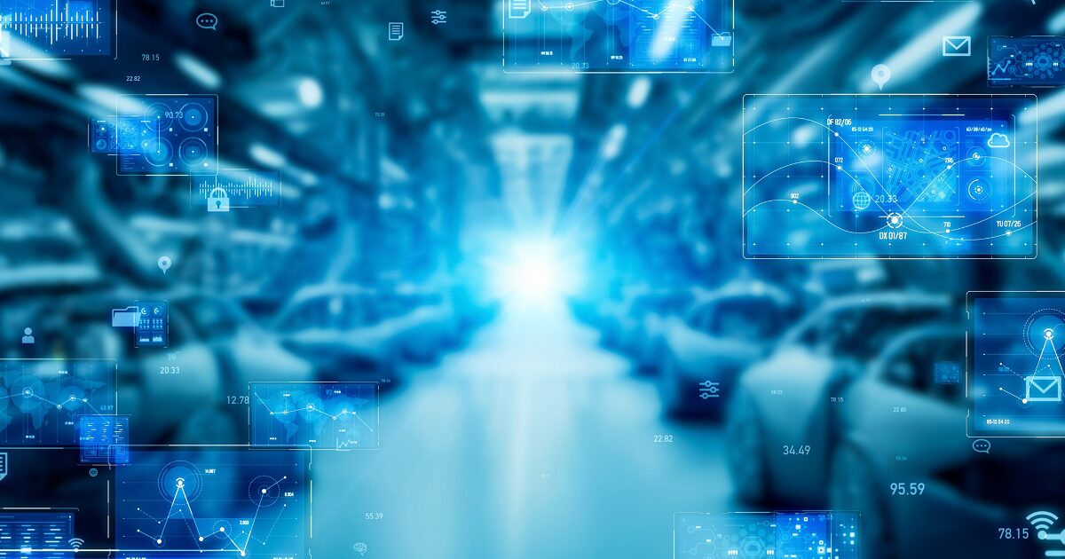 A imagem retrata uma linha de produção automotiva com um efeito futurista, destacando carros em fabricação em um ambiente industrial azul brilhante. Sobre a cena, há elementos gráficos transparentes representando dados digitais, gráficos, mapas, sensores e ícones tecnológicos, revelando conceitos como indústria 4.0, automação, inteligência artificial e paraná (Fortinet)