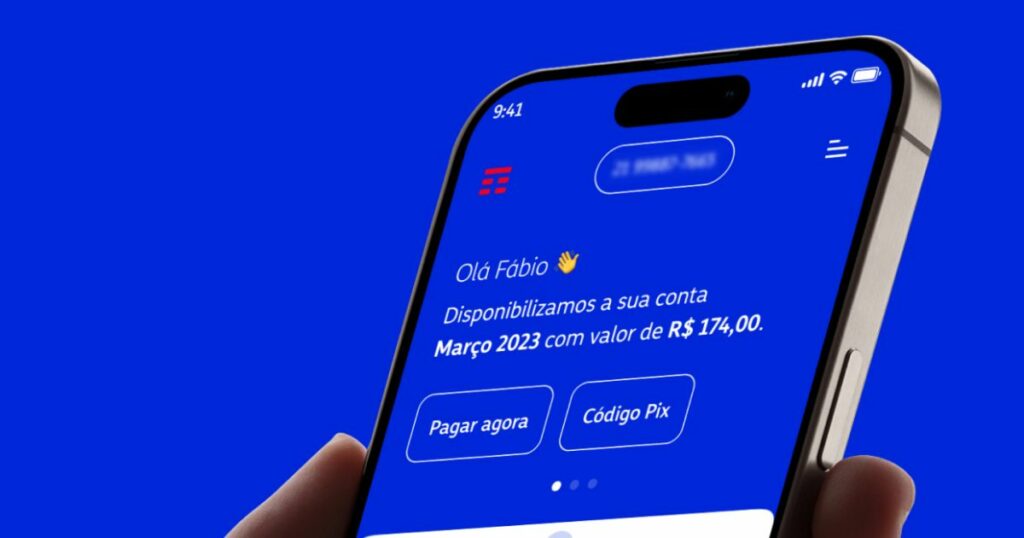 A imagem mostra um smartphone moderno com tela curva e um recorte para câmera frontal, segurado por uma mão. O ecrã exibe um aplicativo com fundo azul e interface limpa, onde se lê uma saudação personalizada: "Olá Fábio 👋". A mensagem informa sobre uma conta referente a "Março 2023" no valor de "R$ 174,00". Abaixo, há dois botões destacados com bordas arredondadas e fundo transparente, que dizem "Pagar agora" e "Código Pix". No canto superior esquerdo, há um logotipo vermelho estilizado. O design do aplicativo segue um estilo minimalista e moderno. (tim)