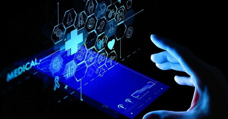 Mão interagindo com uma tela holográfica azul de tecnologia médica, exibindo ícones relacionados à saúde, como coração, cérebro, seringa, estetoscópio e símbolos médicos. A imagem representa inovação em saúde digital e tecnologia médica avançada (startups, health, healthtech, saúde, athena saúde, pacientes, marketing)