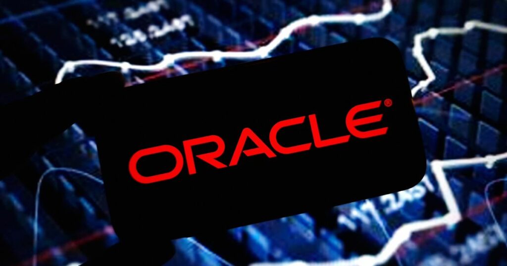 Imagem com o logótipo da empresa Oracle em letras vermelhas, exibido num ecrã escuro de um dispositivo (provavelmente um smartphone) em primeiro plano. Ao fundo, desfocado, vê-se um gráfico financeiro com linhas brancas em ziguezague sobre um fundo escuro azulado, sugerindo uma análise de dados ou variações no mercado financeiro, representando novo projeto de chips