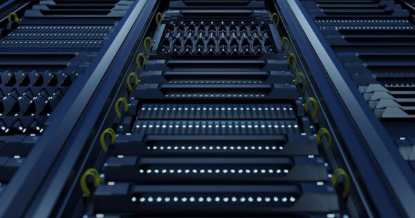Um conjunto de servidores de computador em um data center. As luzes azuis e os detalhes metálicos criam uma atmosfera tecnológica e futurista. Os cabos amarelos e os componentes organizados em fileiras dão a impressão de alta capacidade de processamento e armazenamento de dados. fornecedores (redata)