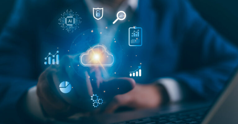 Pessoa usando um laptop com a mão apontada para um ícone de nuvem iluminado no centro da imagem, representando serviços digitais em nuvem. Ao redor da nuvem, há diversos ícones relacionados à tecnologia e análise de dados, como inteligência artificial (AI), segurança digital, gráficos de desempenho, engrenagens, lupa e relatórios, todos flutuando em um ambiente digital abstrato. A pessoa veste um terno azul, sugerindo um ambiente corporativo ou profissional (responsabilidade civil, forrester, arquitetura)