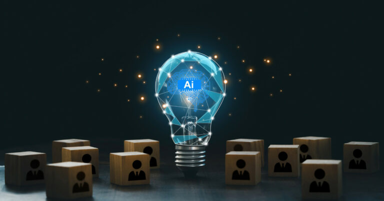 Imagem de uma lâmpada transparente iluminada, com um circuito digital e a sigla "AI" (inteligência artificial) no centro, representando inovação tecnológica. Ao redor da lâmpada, há blocos de madeira com ícones de pessoas em traje social, simbolizando o uso da inteligência artificial em contextos de negócios e gestão de pessoas. O fundo escuro destaca os elementos digitais brilhantes, sugerindo tecnologia e criatividade (médias e grandes empresas, ONGs)