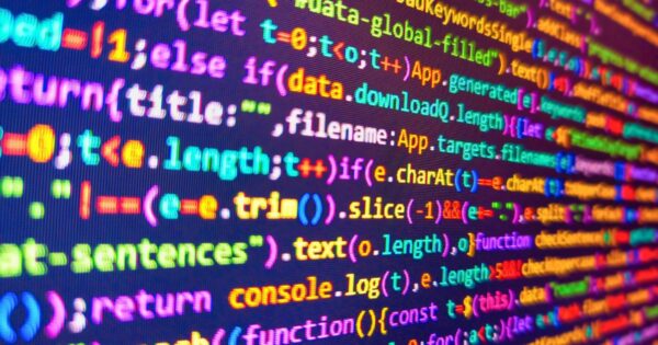 Vibe Coding. Tela de computador exibindo linhas de código coloridas, provavelmente escritas em JavaScript ou linguagem semelhante. O código contém elementos como funções, variáveis e métodos, com destaque em cores diferentes para palavras-chave, strings, números e outros componentes da sintaxe. Trecho visível do código inclui estruturas como if, function, console.log e manipulação de strings, vibe (V8.Tech e Bullla)