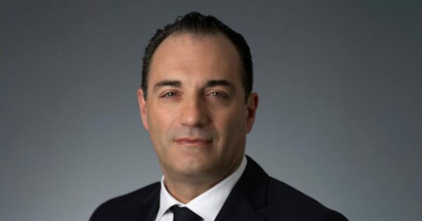 Antonio Filosa, que atualmente ocupa os cargos de Chief Operating Officer das Américas e Chief Quality Officer, assumirá o cargo de CEO em 23 de junho