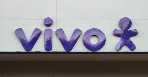 Logótipo da operadora de telecomunicações "Vivo" em letras minúsculas, com tipografia arredondada na cor roxa com reflexos rosados. À direita da palavra, está o símbolo da marca: uma figura humana estilizada com braços e pernas abertas, também em roxo., solução, telefónica (Actionline)