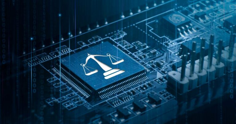 Imagem de um chip de computador com o ícone de uma balança da justiça sobreposto no centro, representando o conceito de interseção entre tecnologia e legislação. O fundo é composto por circuitos eletrônicos e luzes azuis, sugerindo um ambiente digital e tecnológico (regulação, barreiras regulatórias, tj)