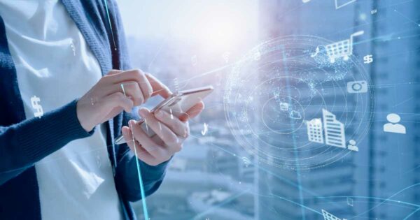 Pessoa utilizando um smartphone, com ícones digitais flutuando ao redor, representando conectividade, comércio eletrônico, nuvem, redes sociais, música e finanças. A imagem transmite o conceito de MVNO (operadora móvel virtual), destacando a integração de serviços digitais em dispositivos móveis em um ambiente urbano e tecnológico.