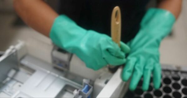 Profissional limpa equipamento eletrônico antes da revitalização (simpress, limpeza, reciclagem)