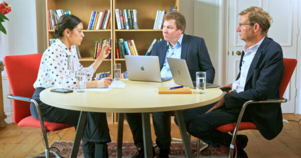 Mitali Mukherjee, diretora do Reuters Institute, Richard Fletcher (centro) e Nic Newman, autores do Digital News Report - Foto: reprodução (informação, informam, desinfoirmação)
