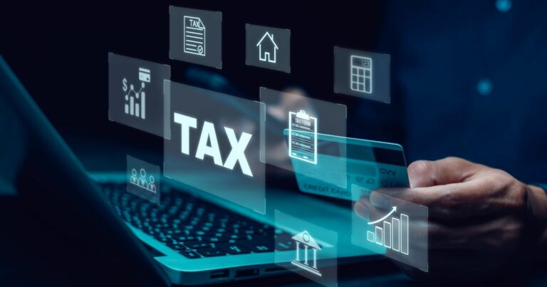 Uma pessoa segura um cartão de crédito diante de um laptop. Ao redor, flutuam ícones digitais representando temas financeiros e tributária, como uma folha com a palavra "TAX", uma casa, uma calculadora, gráficos, um banco e figuras humanas. O elemento central da composição é a palavra "TAX", destacada no meio da imagem, sugerindo foco em impostos ou planejamento financeiro digital. will