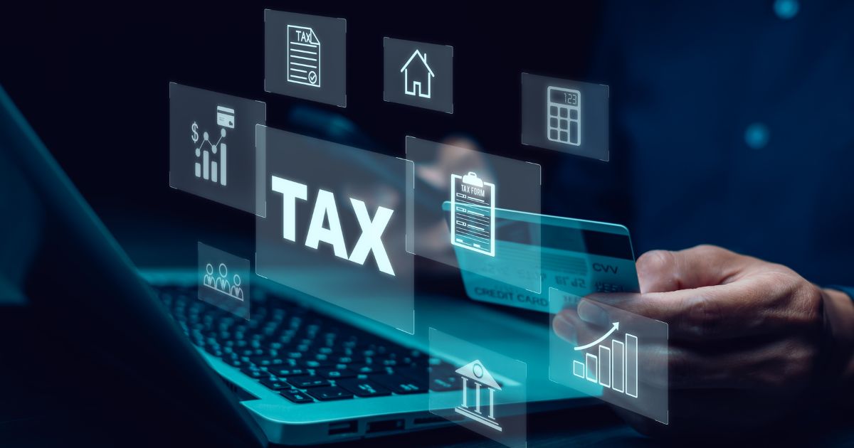 Uma pessoa segura um cartão de crédito diante de um laptop. Ao redor, flutuam ícones digitais representando temas financeiros e tributária, como uma folha com a palavra "TAX", uma casa, uma calculadora, gráficos, um banco e figuras humanas. O elemento central da composição é a palavra "TAX", destacada no meio da imagem, sugerindo foco em impostos ou planejamento financeiro digital. will