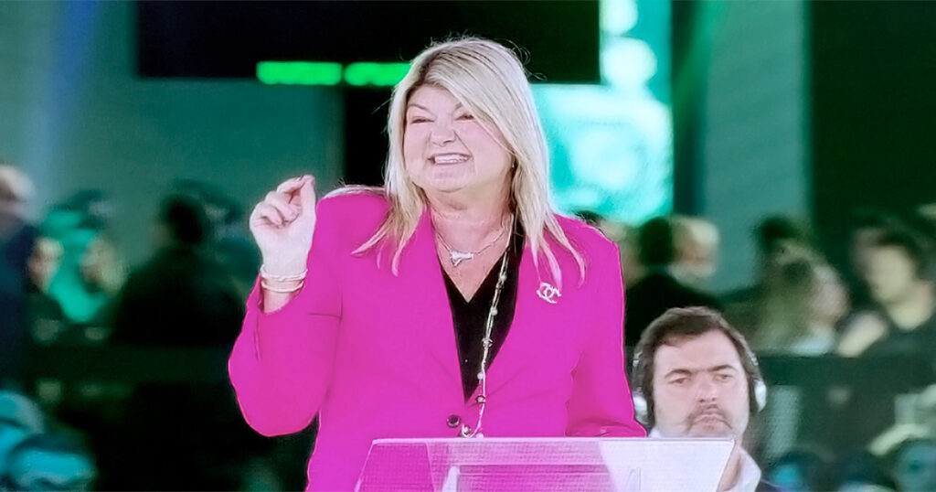 A americana Sandy Carter, COO da Unstoppable Domains, palestra durante a Febraban Tech 2025 (Imagem: Paulo Silvestre) 