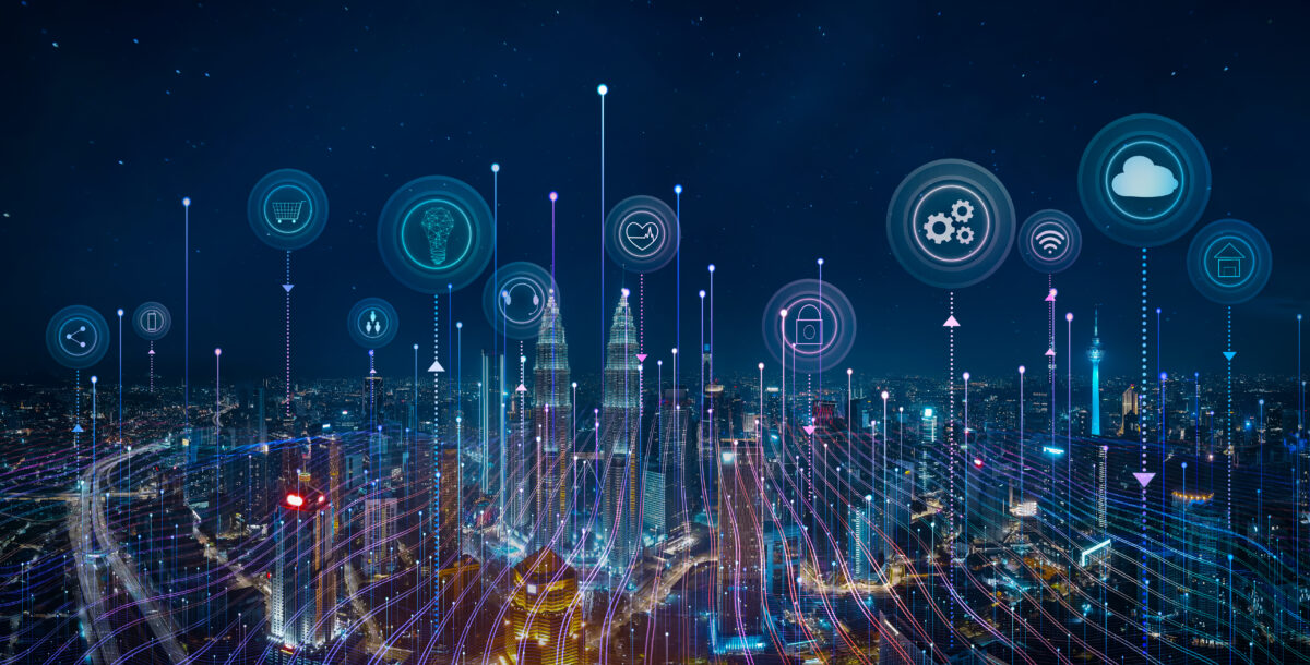Imagem de uma cidade futurista à noite com ícones tecnológicos holográficos representando inovação, tecnologia e smart cities Delfia, universidade, inteligência