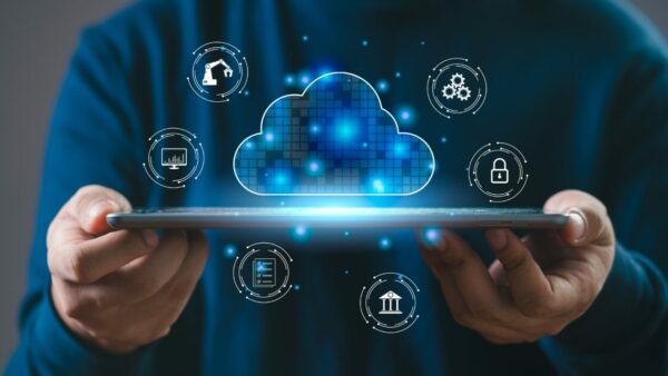 Pessoa segurando um dispositivo móvel com uma representação de nuvem de armazenamento na tela, simbolizando tecnologia de nuvem e armazenamento de dados