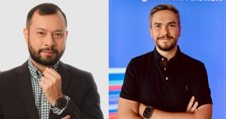A imagem apresenta duas pessoas com os rostos desfocados. À esquerda, uma pessoa veste um terno preto sobre uma camisa xadrez e segura o queixo com a mão direita, onde é visível um relógio de pulso preto. O fundo atrás dela é branco. À direita, outra pessoa aparece com os braços cruzados, usando uma camisa polo preta com botões e também um relógio de pulso preto. O fundo dessa parte da imagem é azul, com algumas listras coloridas visíveis à esquerda da pessoa. (Fico)