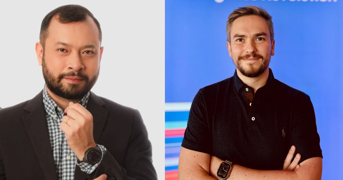 A imagem apresenta duas pessoas com os rostos desfocados. À esquerda, uma pessoa veste um terno preto sobre uma camisa xadrez e segura o queixo com a mão direita, onde é visível um relógio de pulso preto. O fundo atrás dela é branco. À direita, outra pessoa aparece com os braços cruzados, usando uma camisa polo preta com botões e também um relógio de pulso preto. O fundo dessa parte da imagem é azul, com algumas listras coloridas visíveis à esquerda da pessoa. (Fico)