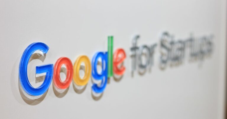 Texto "Google for Startups" sobre um fundo branco. A palavra "Google" aparece nas cores características da empresa (azul, vermelho, amarelo e verde), enquanto "for Startups" está em cinza.