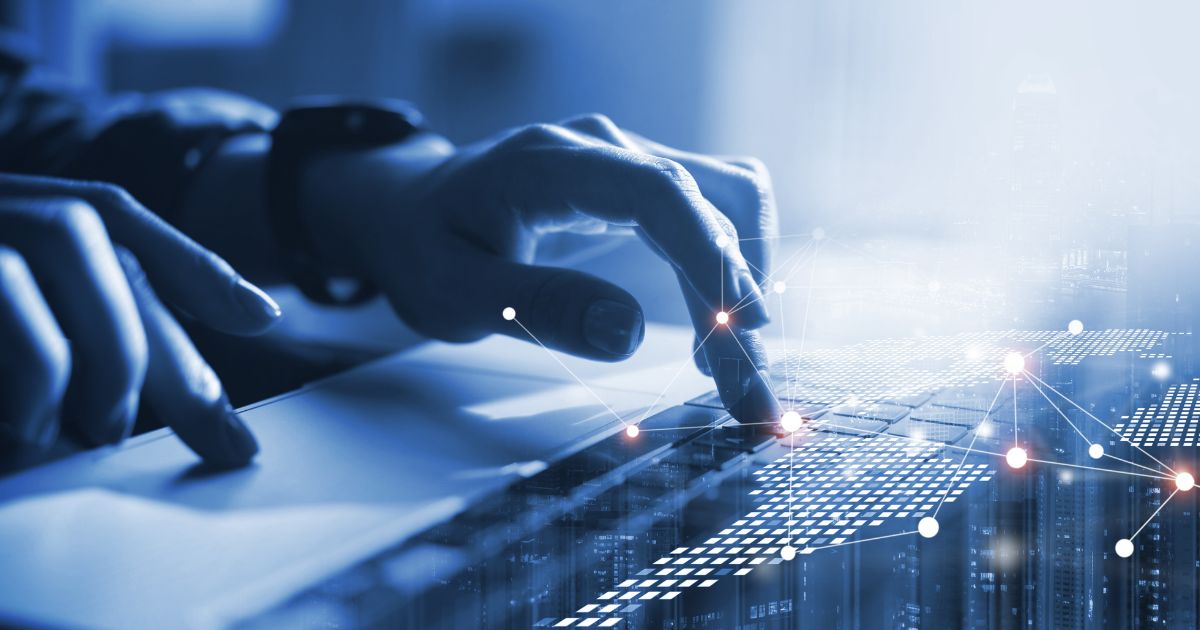 A imagem mostra um close das mãos de uma pessoa digitando em um teclado de laptop. Sobre a cena, há gráficos digitais com nós e linhas interconectadas, sugerindo conexões de dados ou redes. O fundo em tons de azul reforça uma atmosfera tecnológica e futurista. (IA, impacto, Praticx, personalização, gestão)