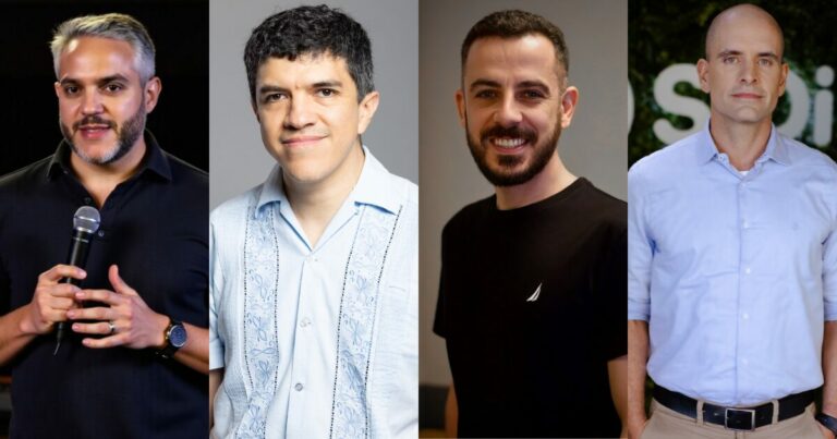Quatro homens estão em pé lado a lado. O primeiro, à esquerda, segura um microfone e veste uma camisa preta. O segundo usa uma camisa azul clara com padrões detalhados. O terceiro está com uma camiseta preta lisa, e o quarto veste uma camisa social azul clara com calça bege. (vibe coding)