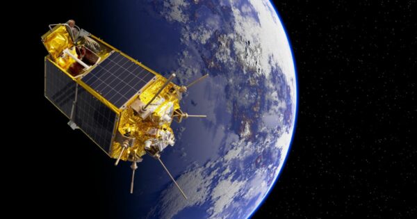 Um satélite em órbita da Terra é mostrado com formato retangular, painéis solares em sua superfície e diversos instrumentos e antenas salientes. Ao fundo, vê-se a curvatura do planeta com massas de terra, nuvens e o espaço repleto de estrelas. (startup LGND)