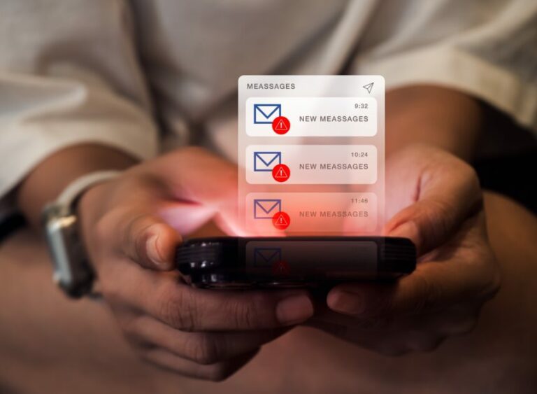 Pessoa recebendo várias notificações de mensagens de texto no celular, com alertas vermelhos indicando mensagens novas e importantes. operação
