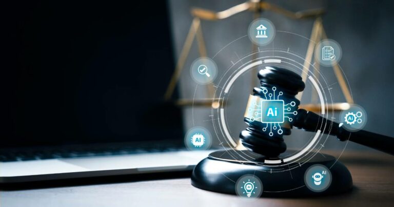Imagem de um martelo de juiz apoiado sobre a mesa, com um notebook ao fundo e a balança da justiça desfocada. Sobre o martelo aparece uma ilustração digital com ícones tecnológicos e o termo “AI”, representando a relação entre inteligência artificial e direito, incluindo aspectos como legislação, documentos e inovação (direitos autorais)