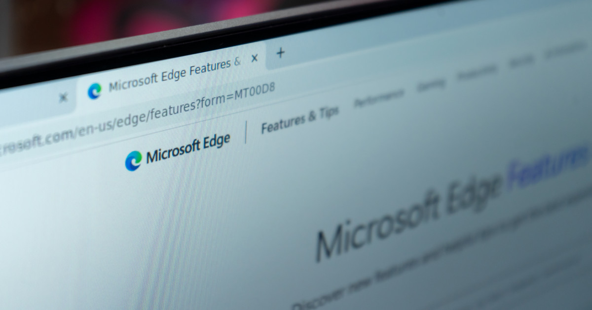 Imagem de uma tela de computador exibindo o navegador Microsoft Edge aberto na página oficial de recursos do próprio navegador, com o título "Microsoft Edge Features & Tips" visível na aba e o logotipo colorido da Microsoft ao lado do nome "Microsoft Edge" no site.
