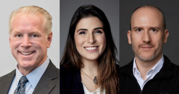 Foto de três executivos lado a lado. À esquerda, Eddie James, CFO da Jitterbit, homem de cabelo loiro claro penteado para trás, usando terno cinza e gravata azul. Ao centro, Cau Stéfani, diretora de pesquisa da Seedtag, mulher de cabelos longos castanhos, sorridente, vestindo blazer escuro e colar. À direita, Roger Solé, CEO da Alloha Fibra, homem de cabelos curtos raspados e barba aparada, vestindo camisa branca e suéter preto.