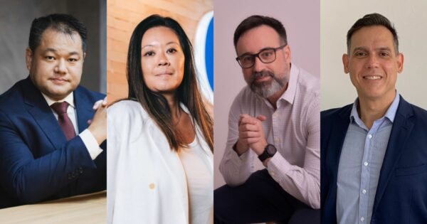 Imagem com quatro executivos lado a lado: André Sussumu Iizuka, vice-presidente da ABComm, veste terno azul escuro e gravata vermelha; Mariana Hatsumura, vice-presidente de marketing da Blip, usa blazer branco sobre blusa clara; Fábio França, diretor executivo da TrueChange, está com camisa social clara e óculos; e André Cavalcanti, channel manager da Adistec, veste blazer azul com camisa azul clara. Todos posam para fotos profissionais (executivos da semana, empresa)