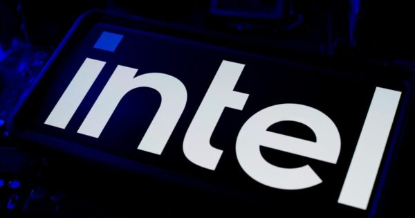 Logo da Intel exibido em letras minúsculas brancas sobre um fundo escuro. Acima da letra "i" há um quadrado azul, característico do design da marca.