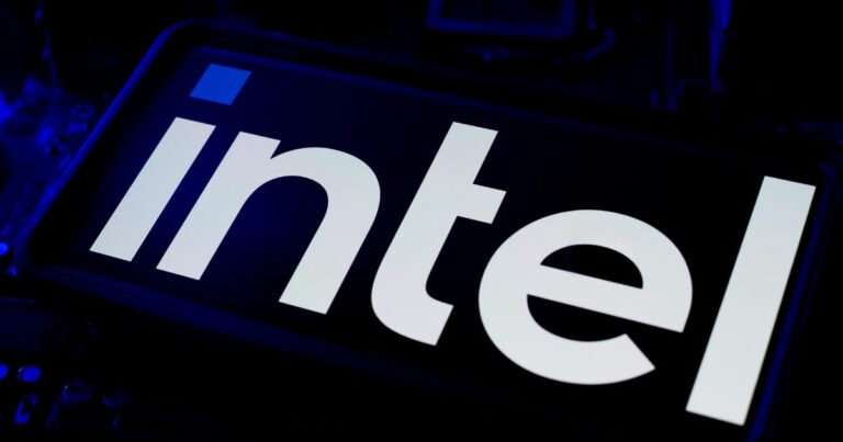 Logo da Intel exibido em letras minúsculas brancas sobre um fundo escuro. Acima da letra "i" há um quadrado azul, característico do design da marca.