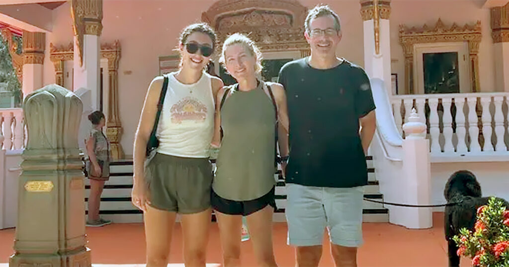 Sophie Rottenberg e seus pais Laura Reiley e Jon Rottenberg, em um templo budista na Flórida em 2023 (Imagem: arquivo pessoal)