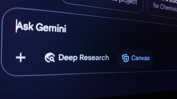Captura de tela de um computador exibindo o texto "Ask Gemini" em destaque. Abaixo, há dois botões: um com o rótulo "Deep Research" acompanhado de um ícone de lupa, e outro com o rótulo "Canvas" com um ícone que lembra uma tela de desenho. (Google)